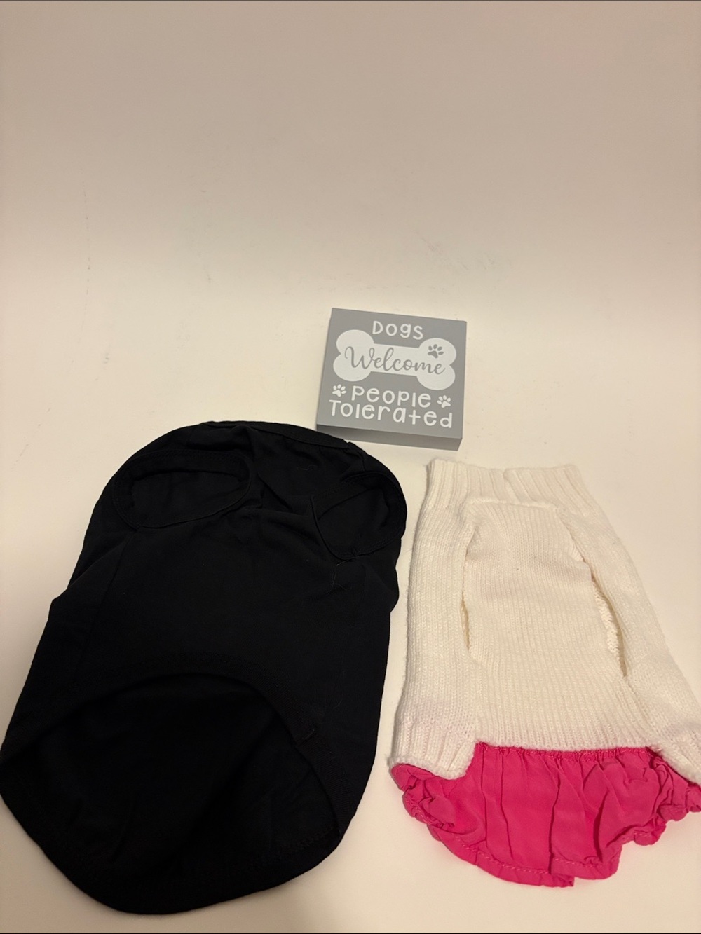 Chic Pet Set: Black Heart Shirt & Cream Cable Dress with Pink Bow, Sign included - Picture 2 of 2